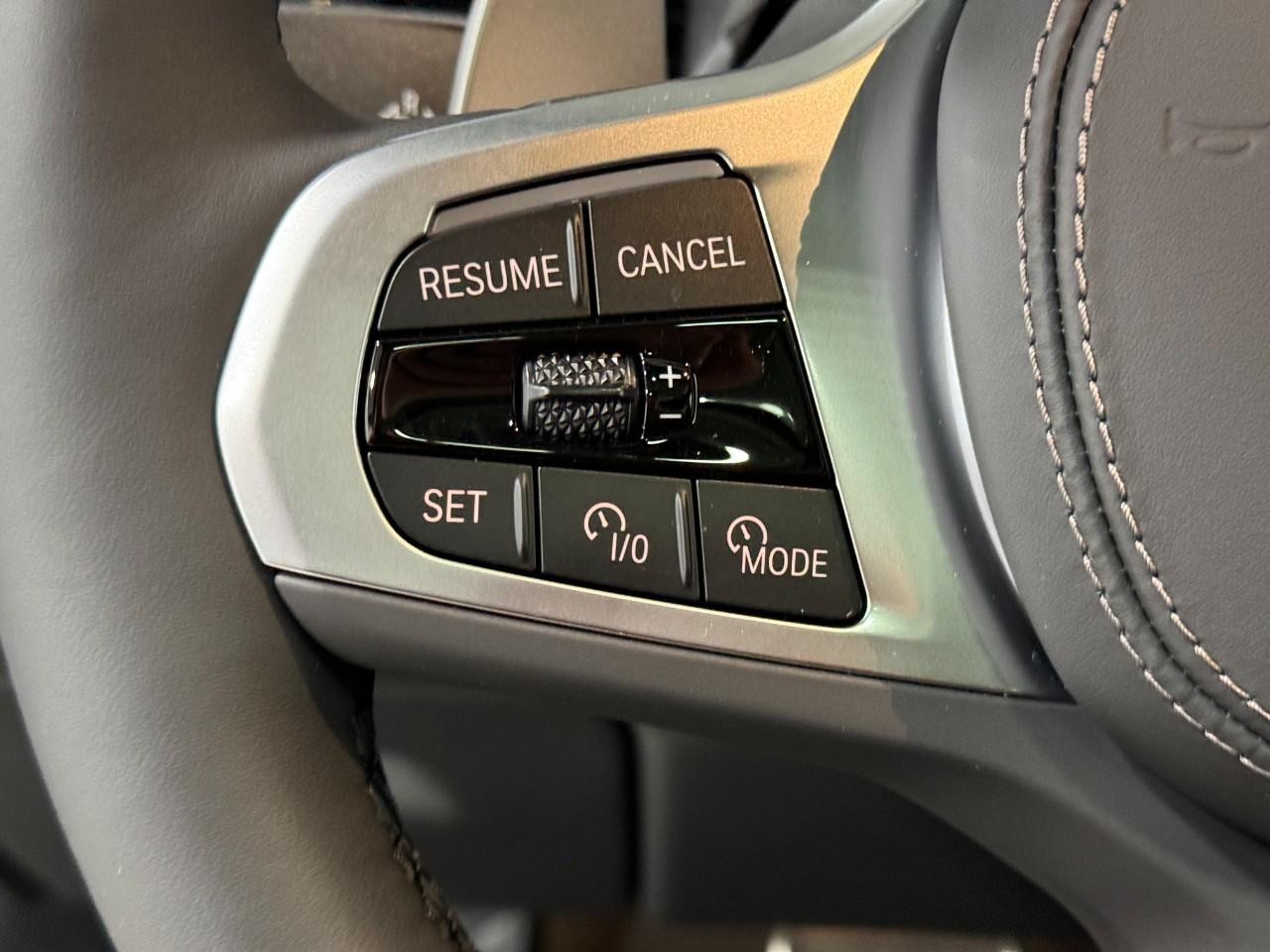 BMW X6 Vehicle Full-screen Gallery Image 31