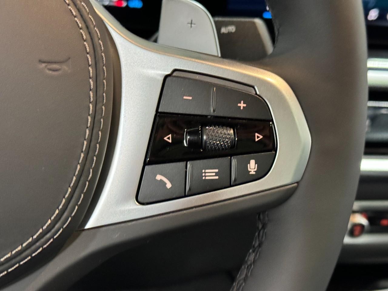 BMW X6 Vehicle Full-screen Gallery Image 32