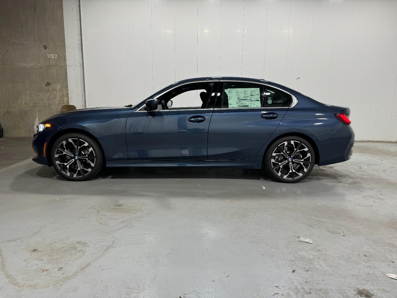 BMW 3 Series Vehicle Full-screen Gallery Image 2