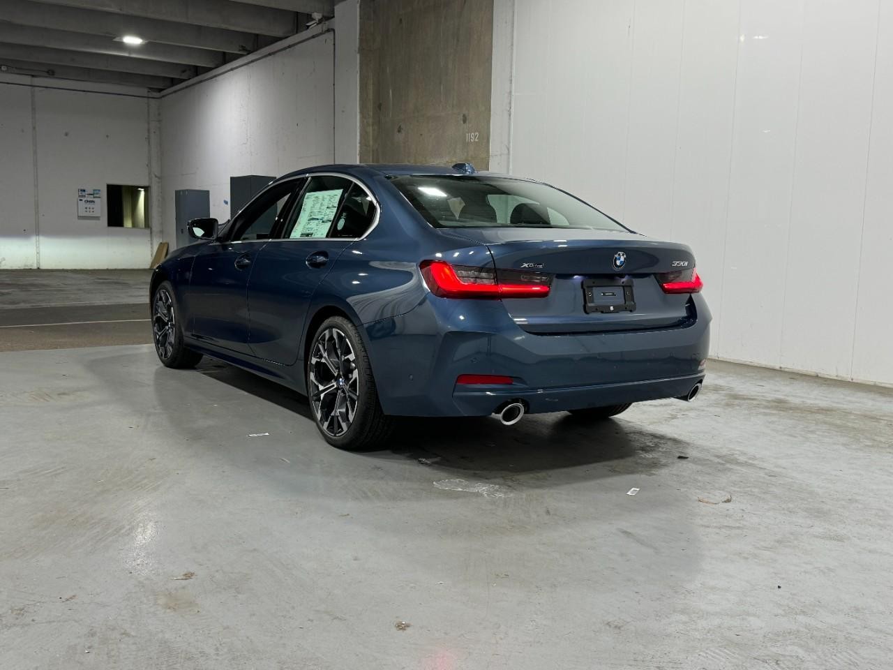 BMW 3 Series Vehicle Full-screen Gallery Image 3