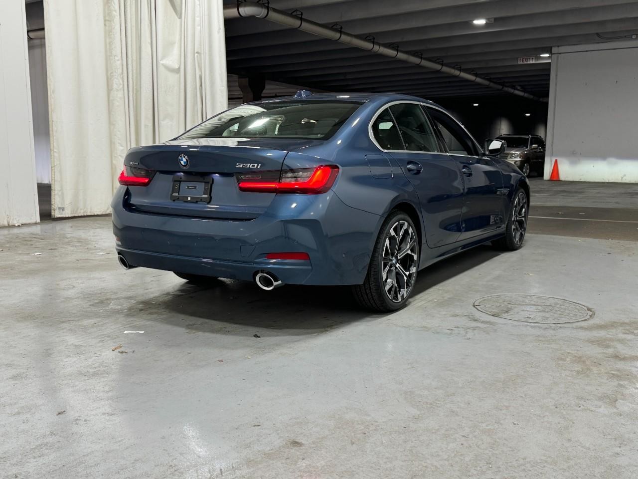 BMW 3 Series Vehicle Full-screen Gallery Image 4