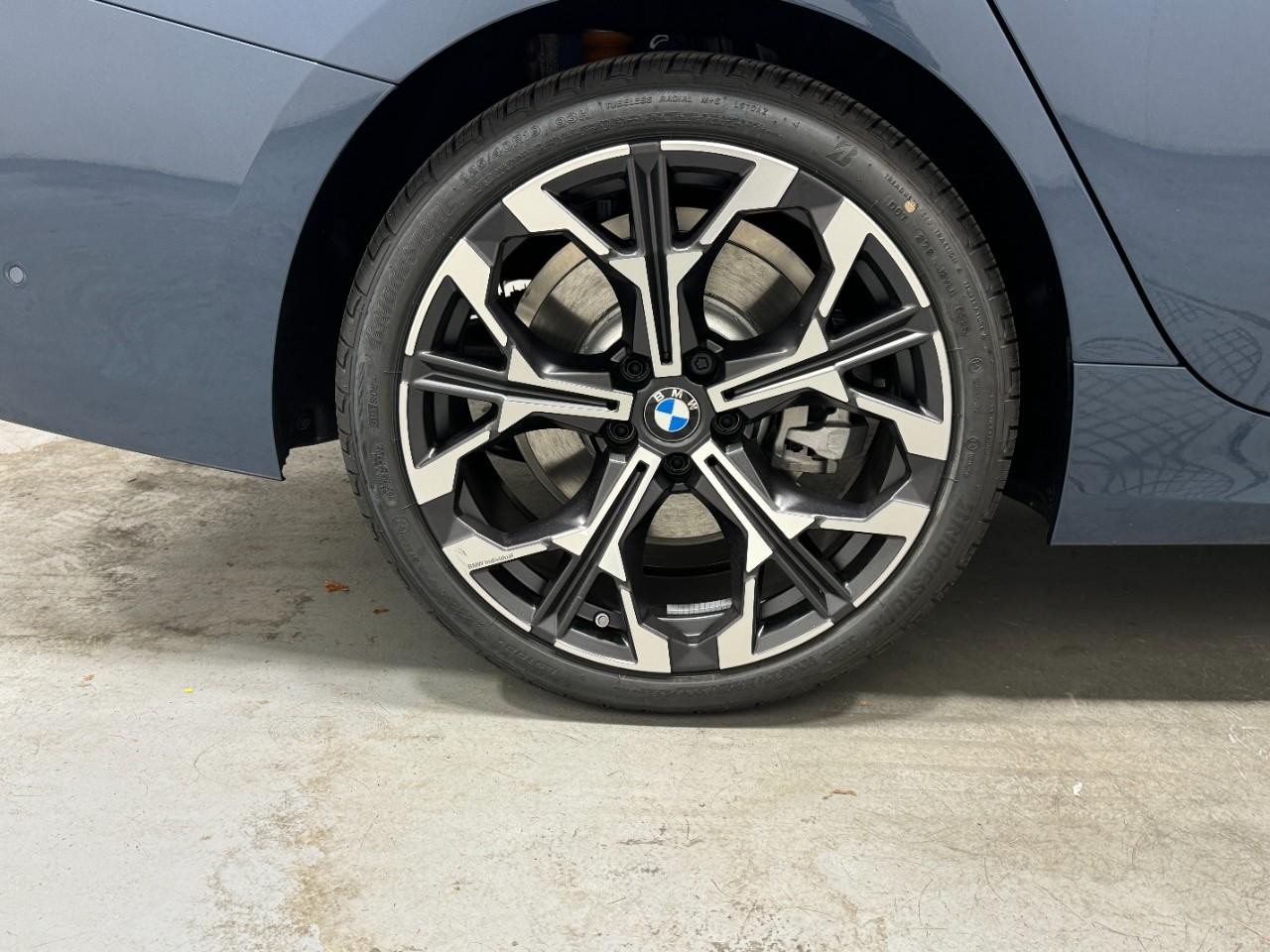 BMW 3 Series Vehicle Full-screen Gallery Image 5