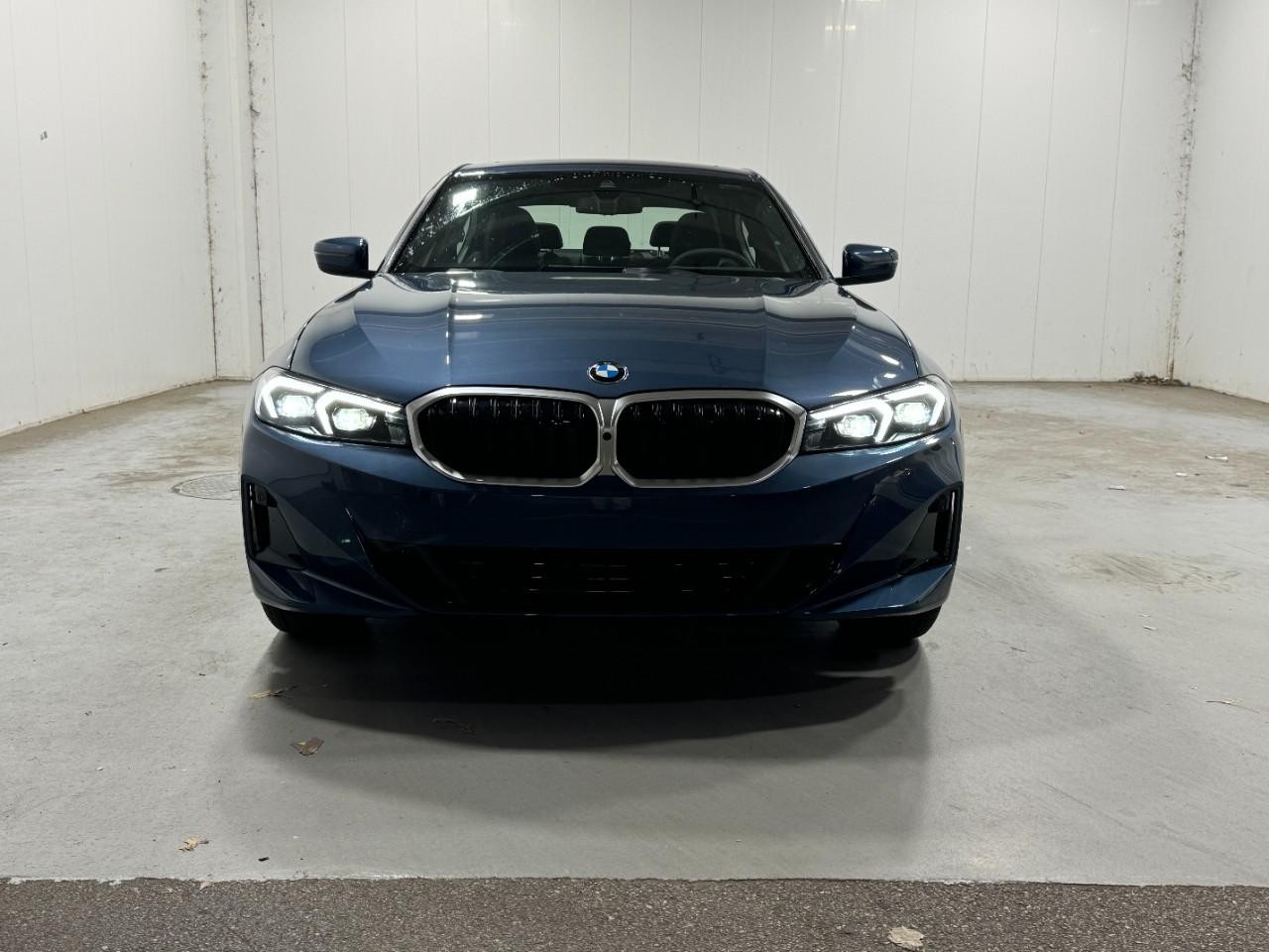BMW 3 Series Vehicle Full-screen Gallery Image 7