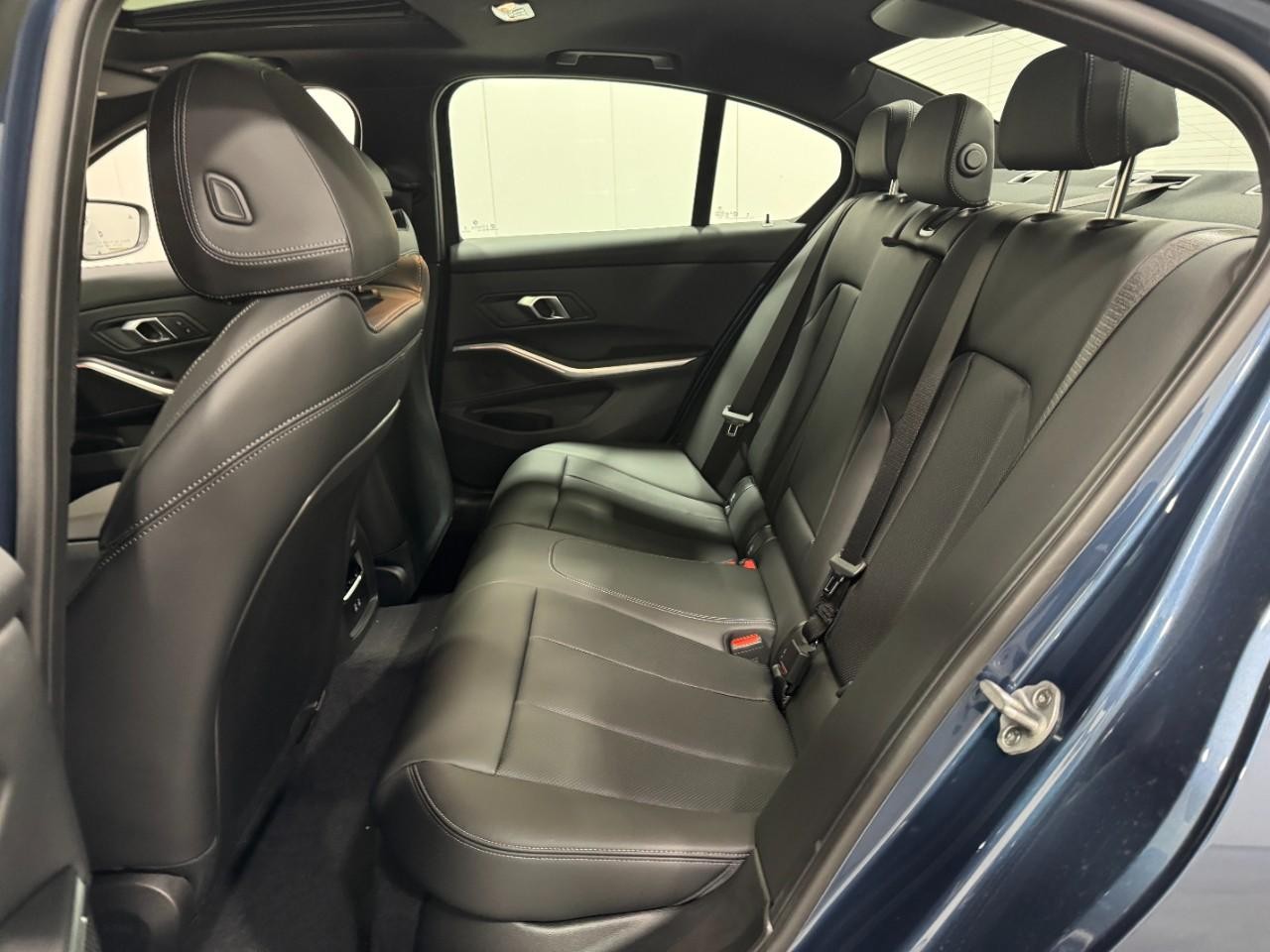 BMW 3 Series Vehicle Full-screen Gallery Image 8