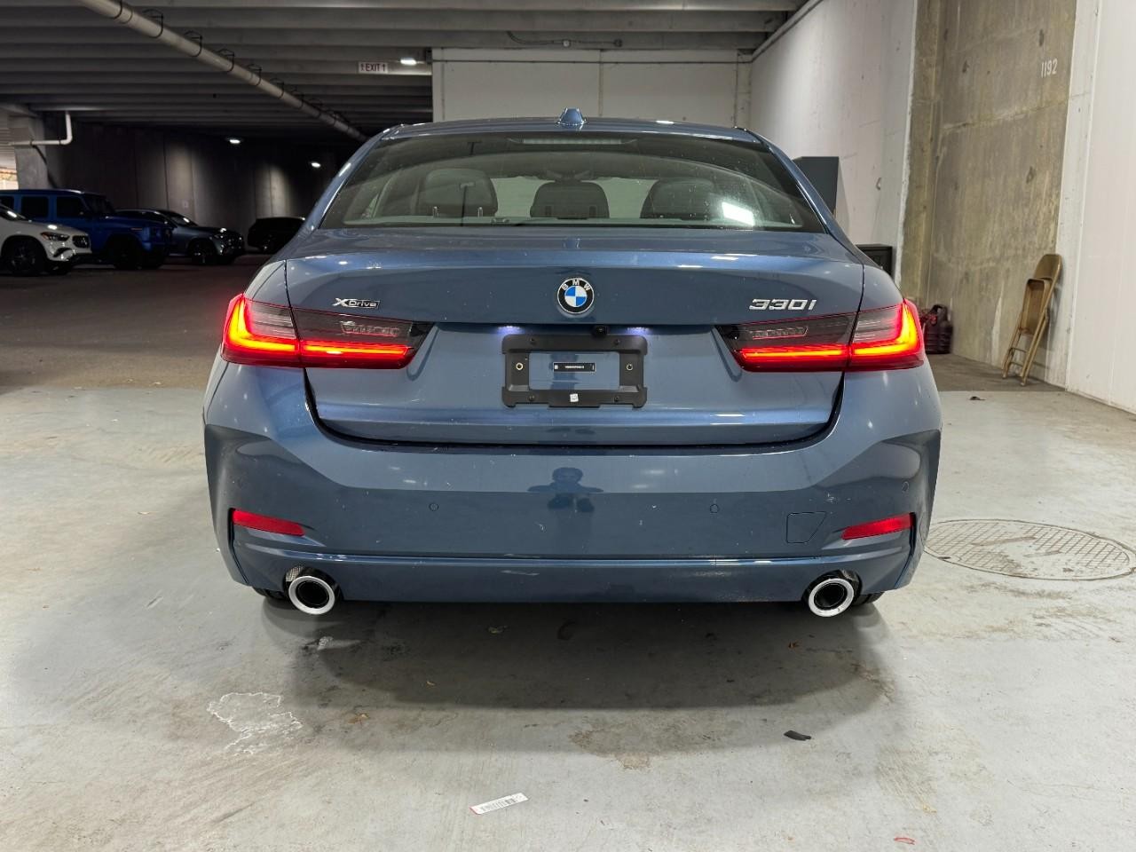 BMW 3 Series Vehicle Full-screen Gallery Image 9