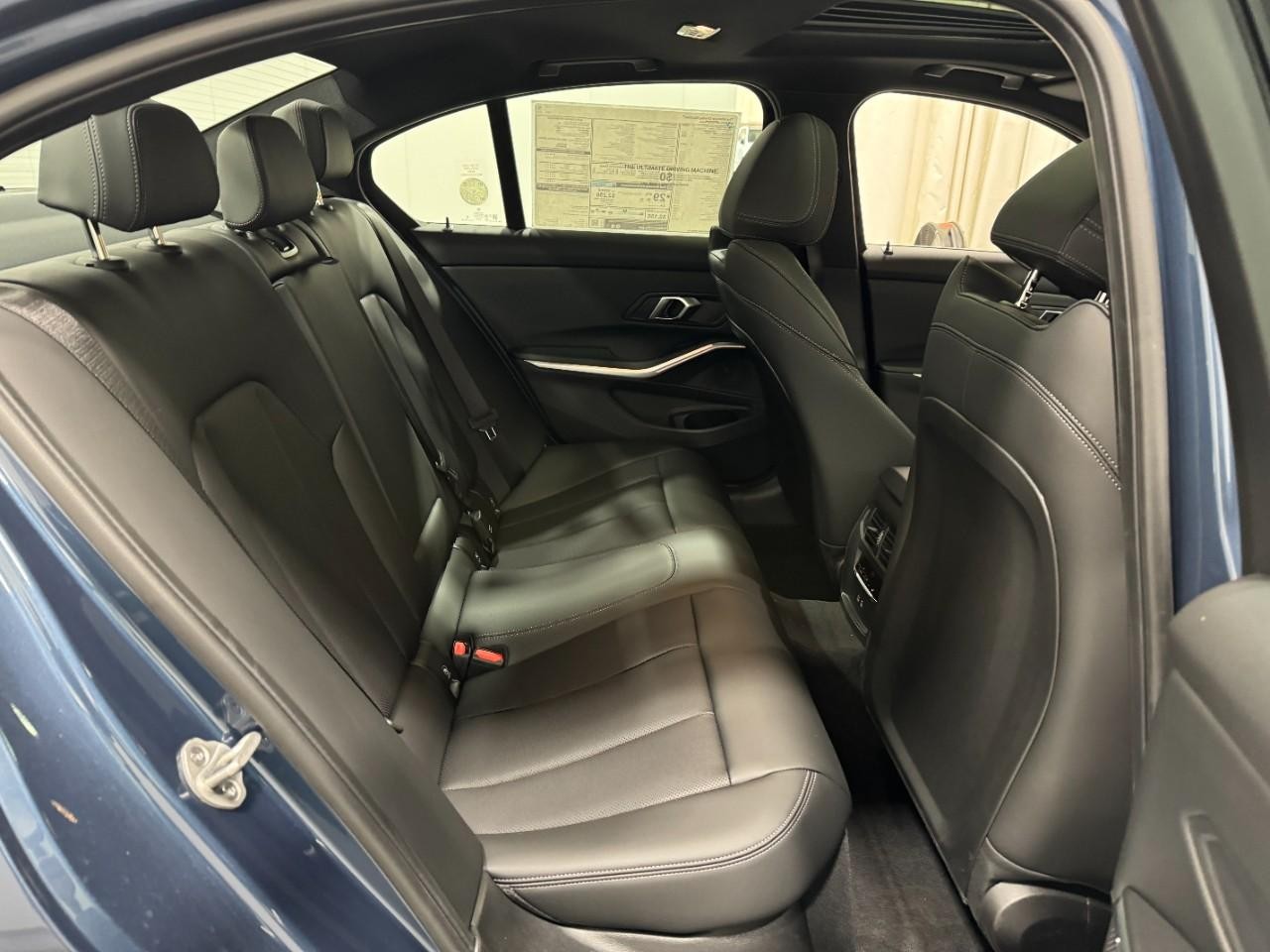 BMW 3 Series Vehicle Full-screen Gallery Image 10