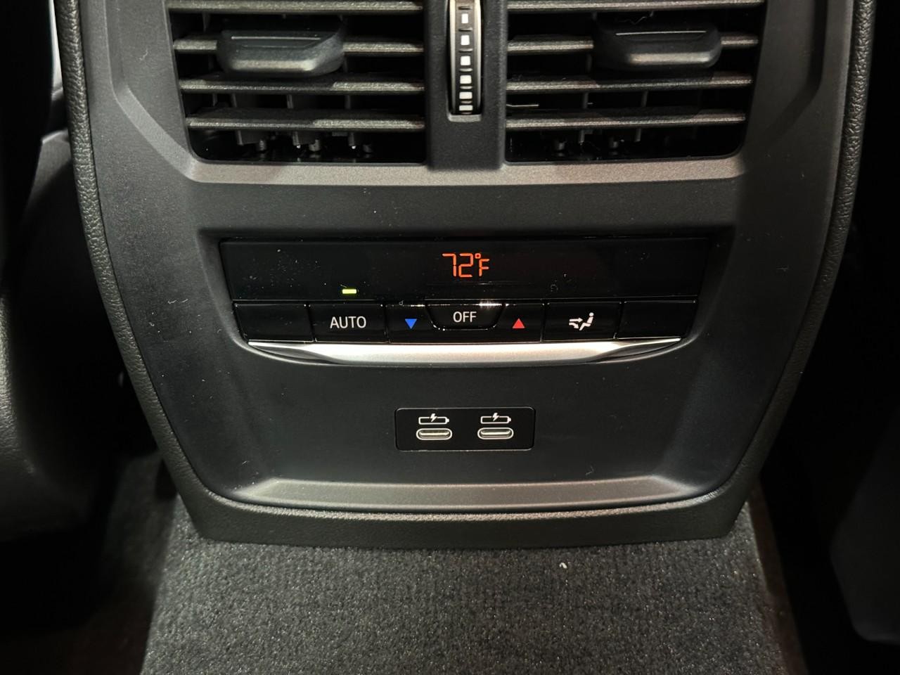 BMW 3 Series Vehicle Full-screen Gallery Image 11