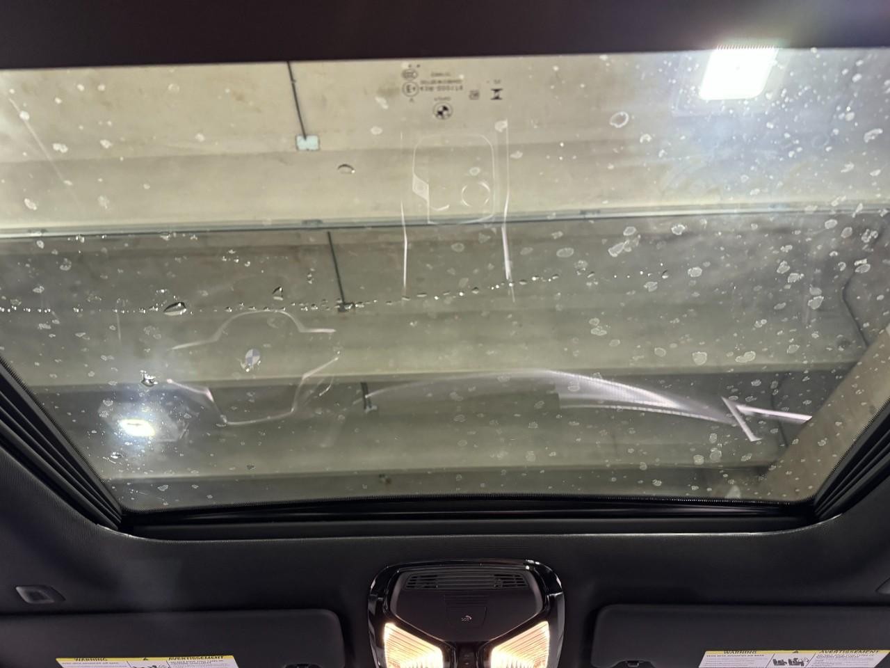 BMW 3 Series Vehicle Full-screen Gallery Image 12