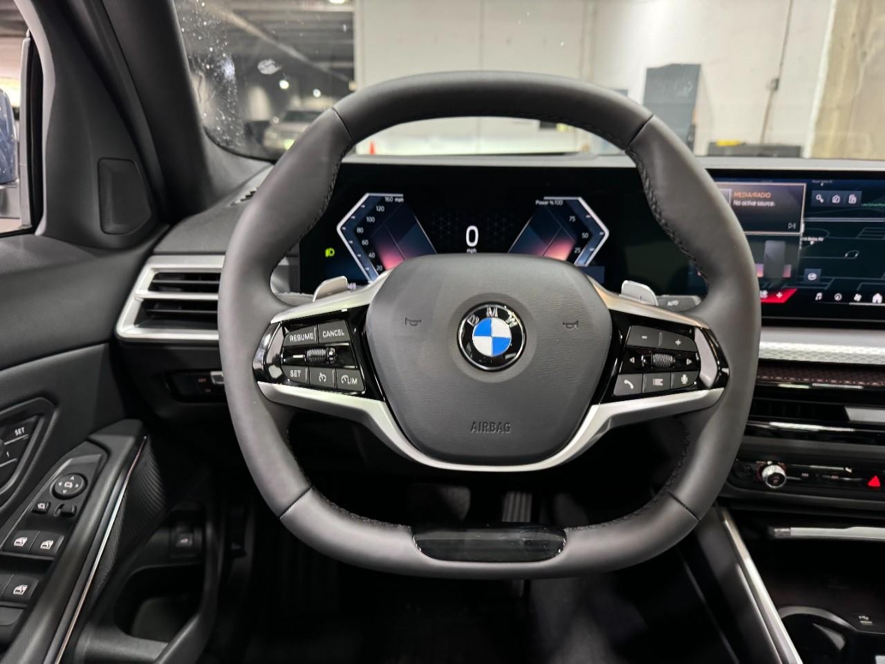 BMW 3 Series Vehicle Full-screen Gallery Image 14