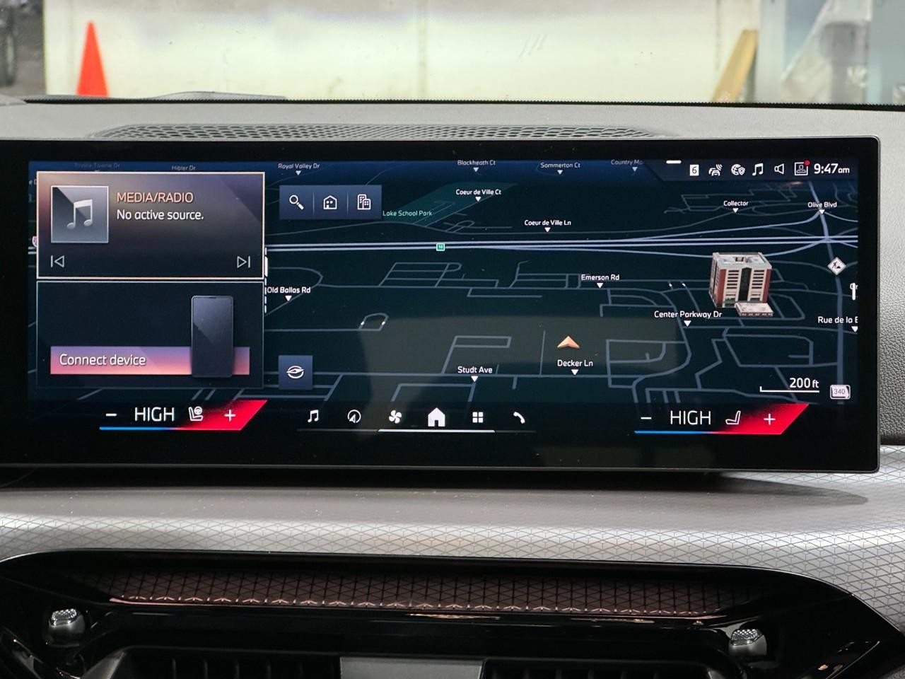 BMW 3 Series Vehicle Full-screen Gallery Image 15