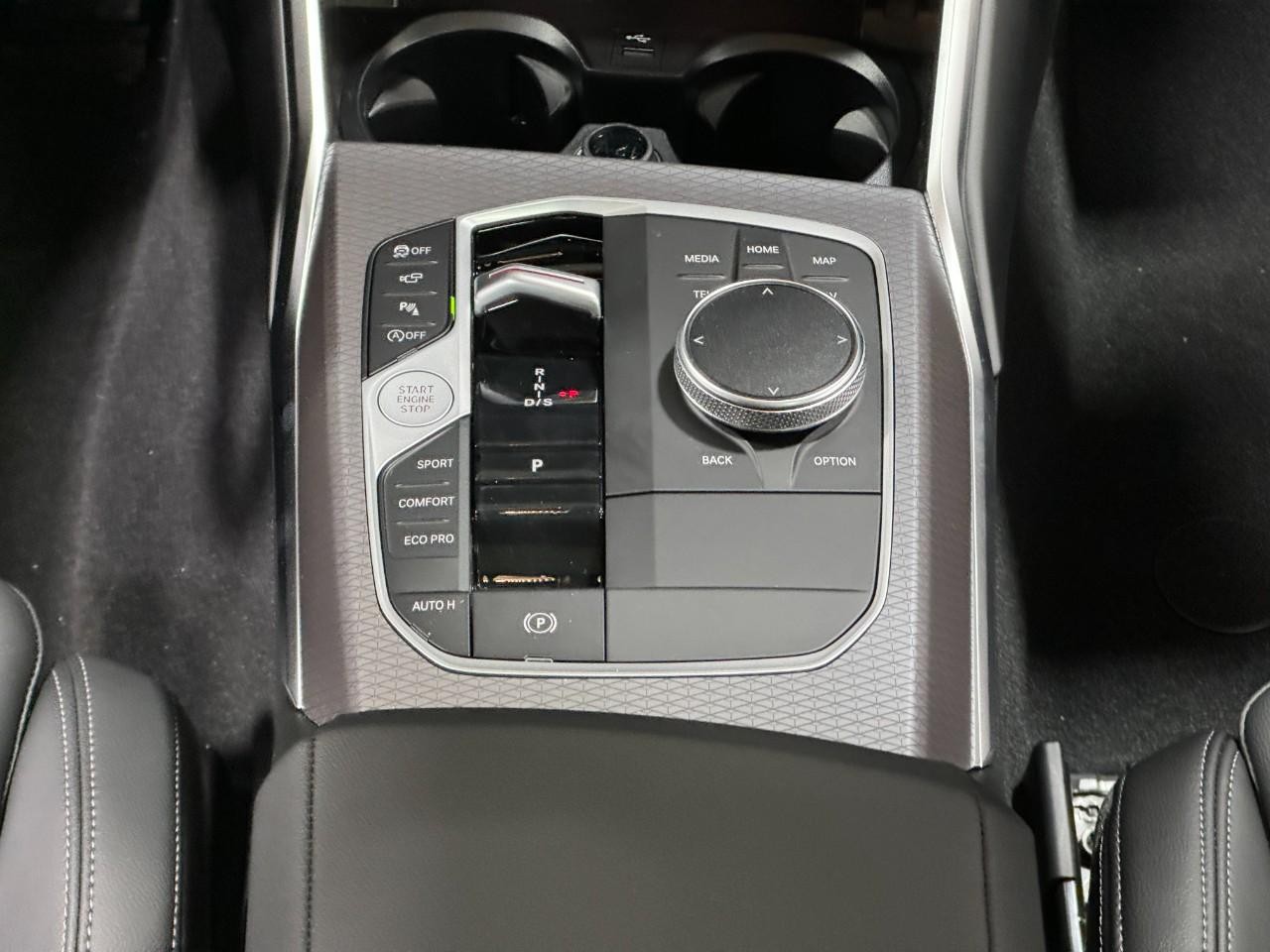 BMW 3 Series Vehicle Full-screen Gallery Image 16