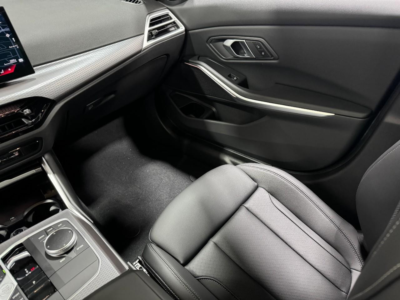 BMW 3 Series Vehicle Full-screen Gallery Image 17