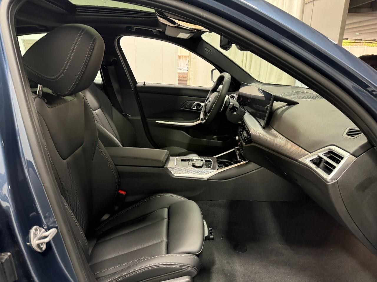 BMW 3 Series Vehicle Full-screen Gallery Image 18