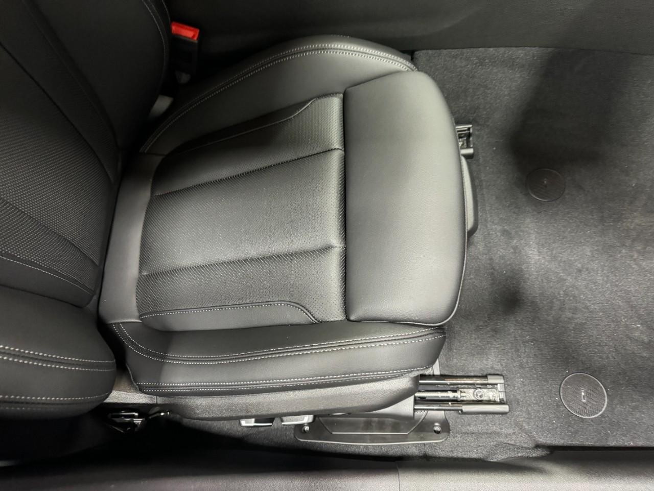 BMW 3 Series Vehicle Full-screen Gallery Image 19