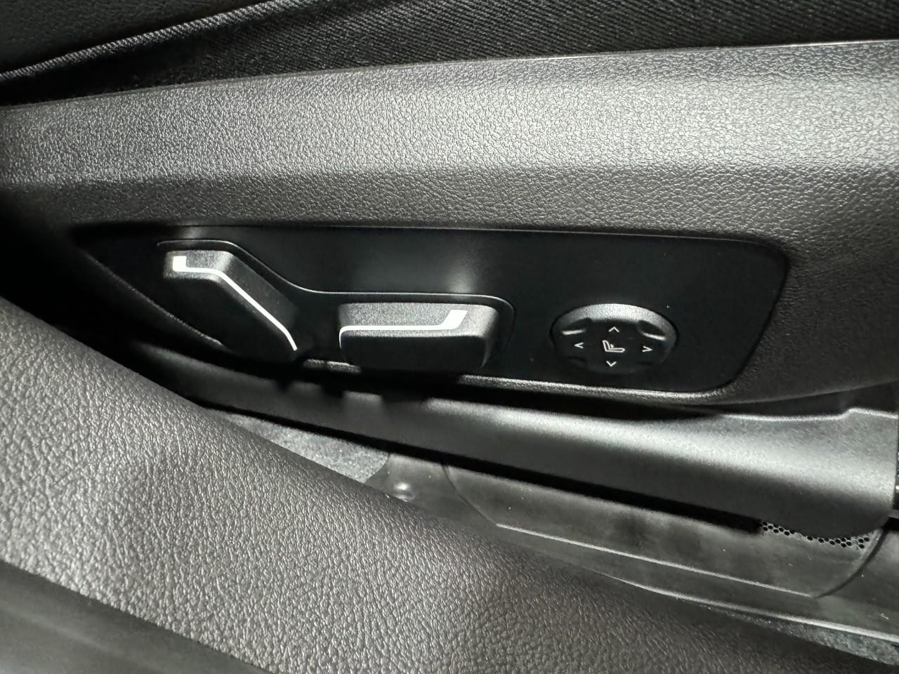 BMW 3 Series Vehicle Full-screen Gallery Image 20