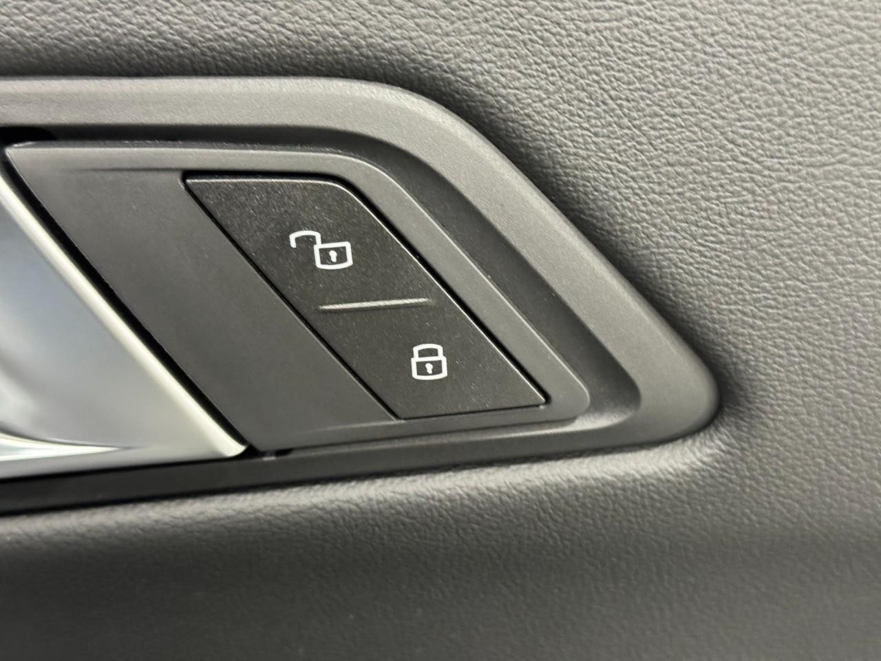 BMW 3 Series Vehicle Full-screen Gallery Image 21