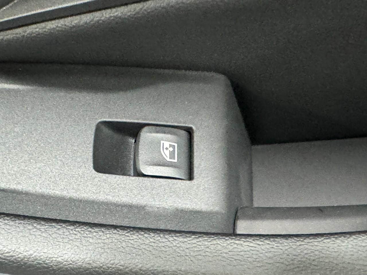 BMW 3 Series Vehicle Full-screen Gallery Image 22