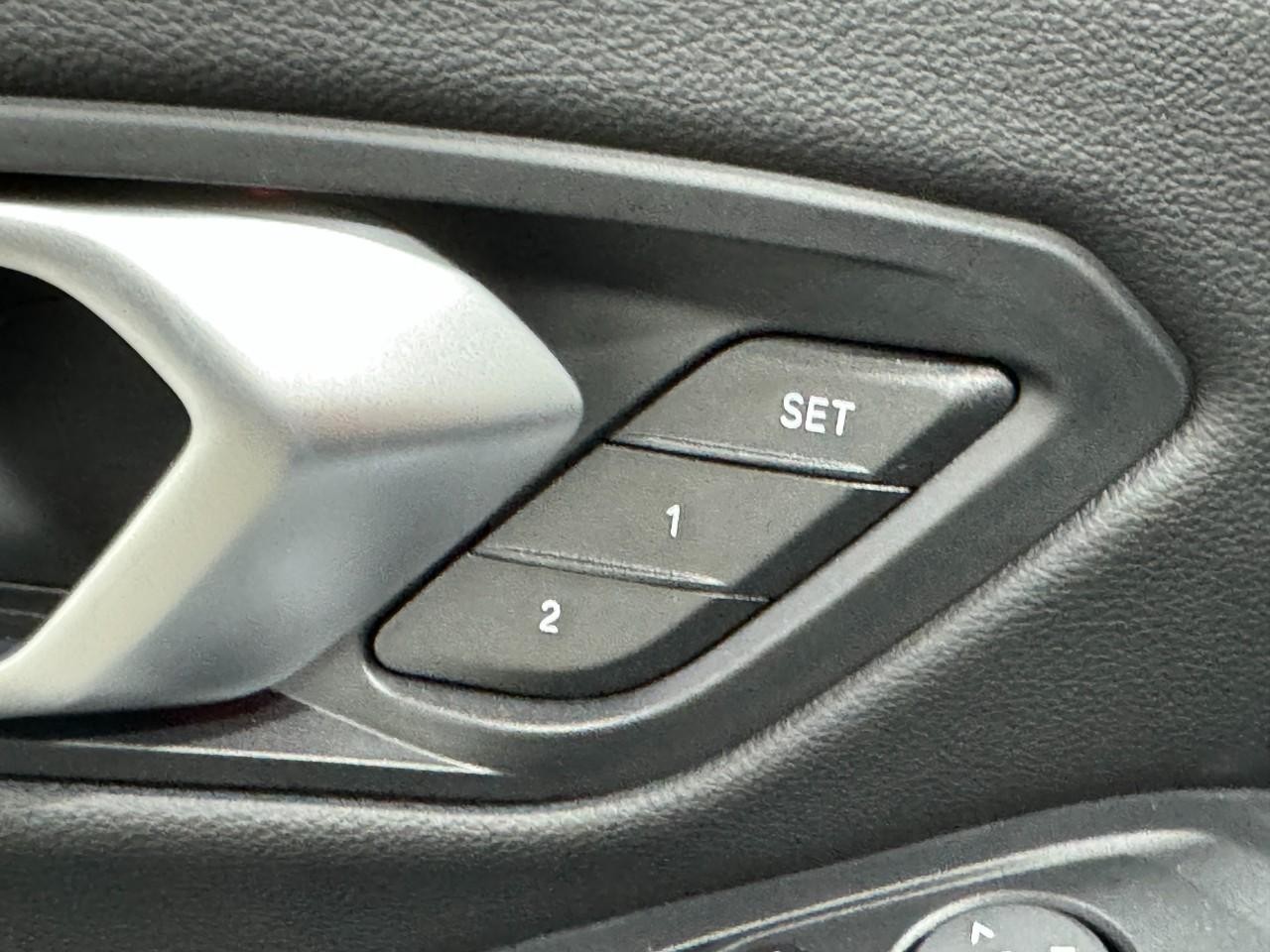 BMW 3 Series Vehicle Full-screen Gallery Image 23