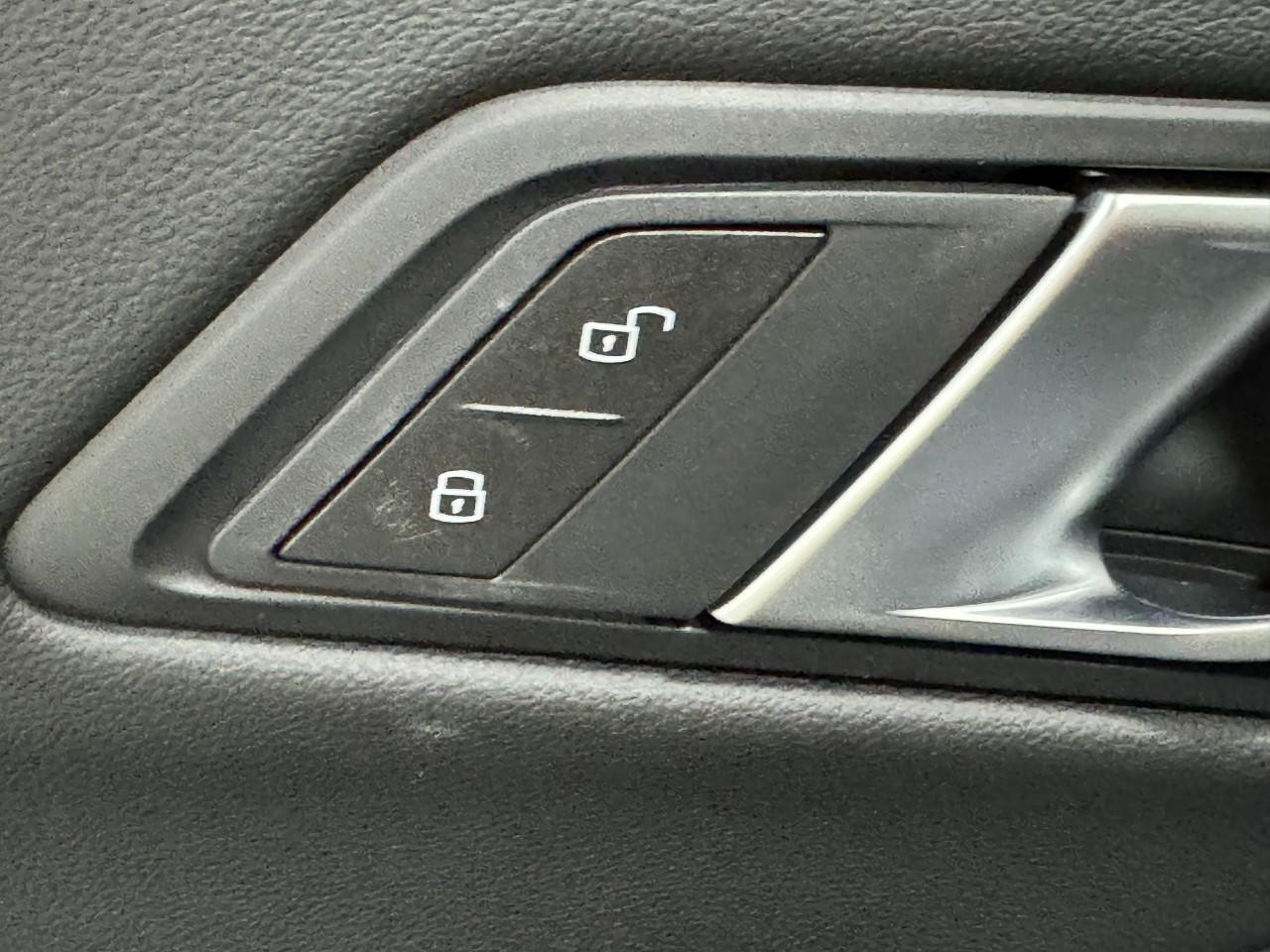 BMW 3 Series Vehicle Full-screen Gallery Image 24