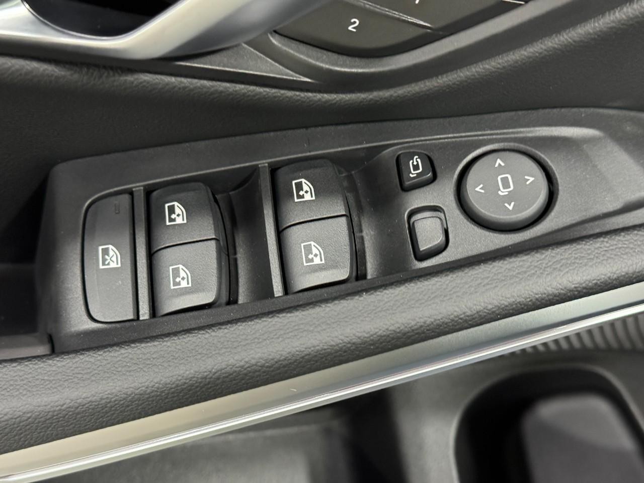 BMW 3 Series Vehicle Full-screen Gallery Image 25