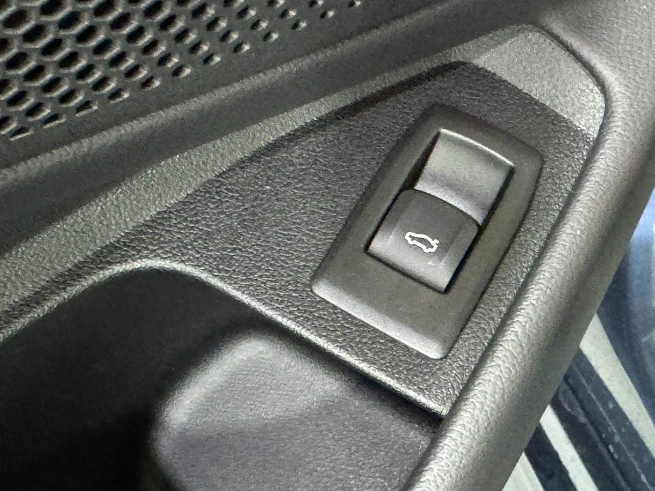 BMW 3 Series Vehicle Full-screen Gallery Image 26