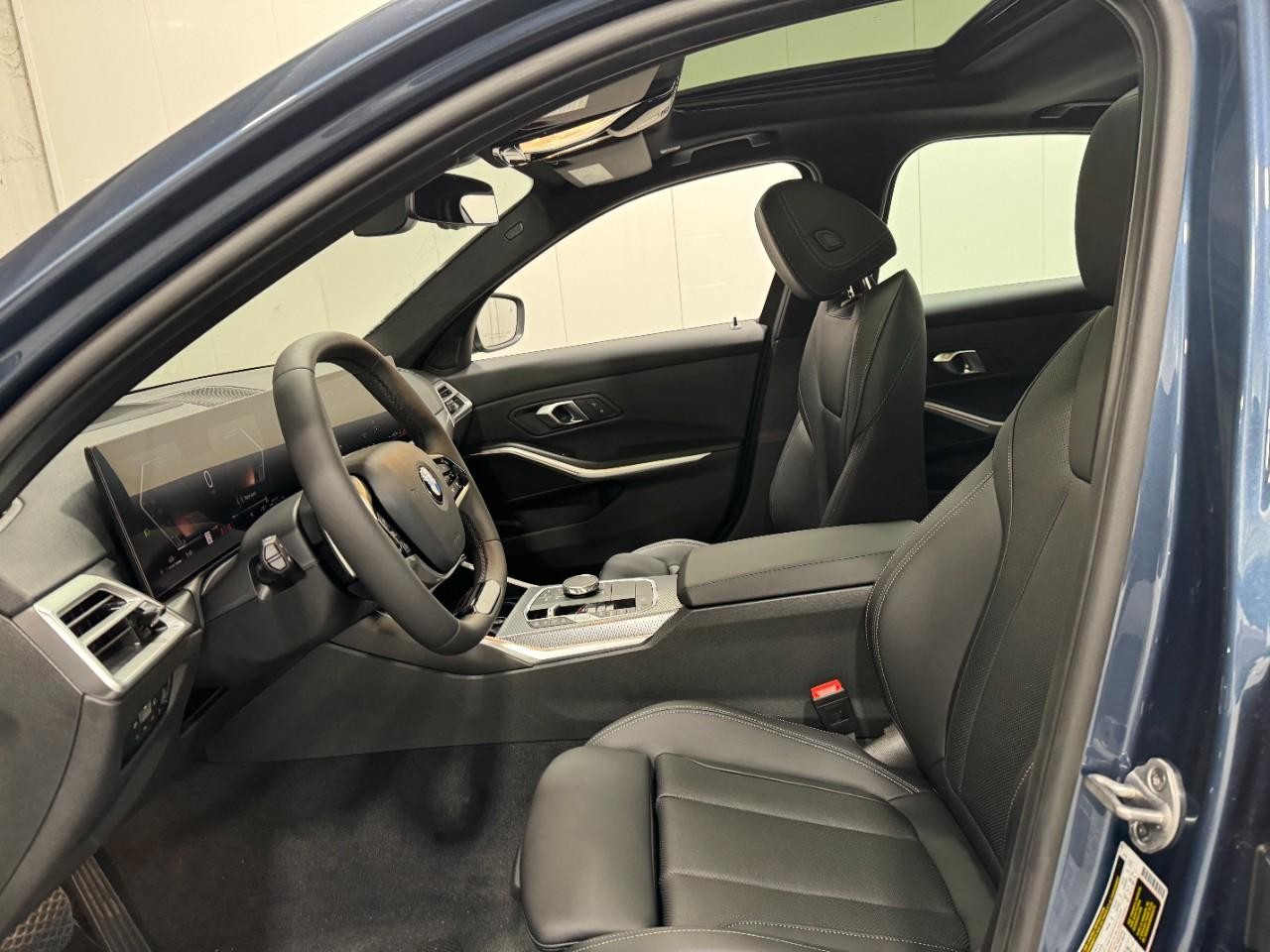 BMW 3 Series Vehicle Full-screen Gallery Image 27