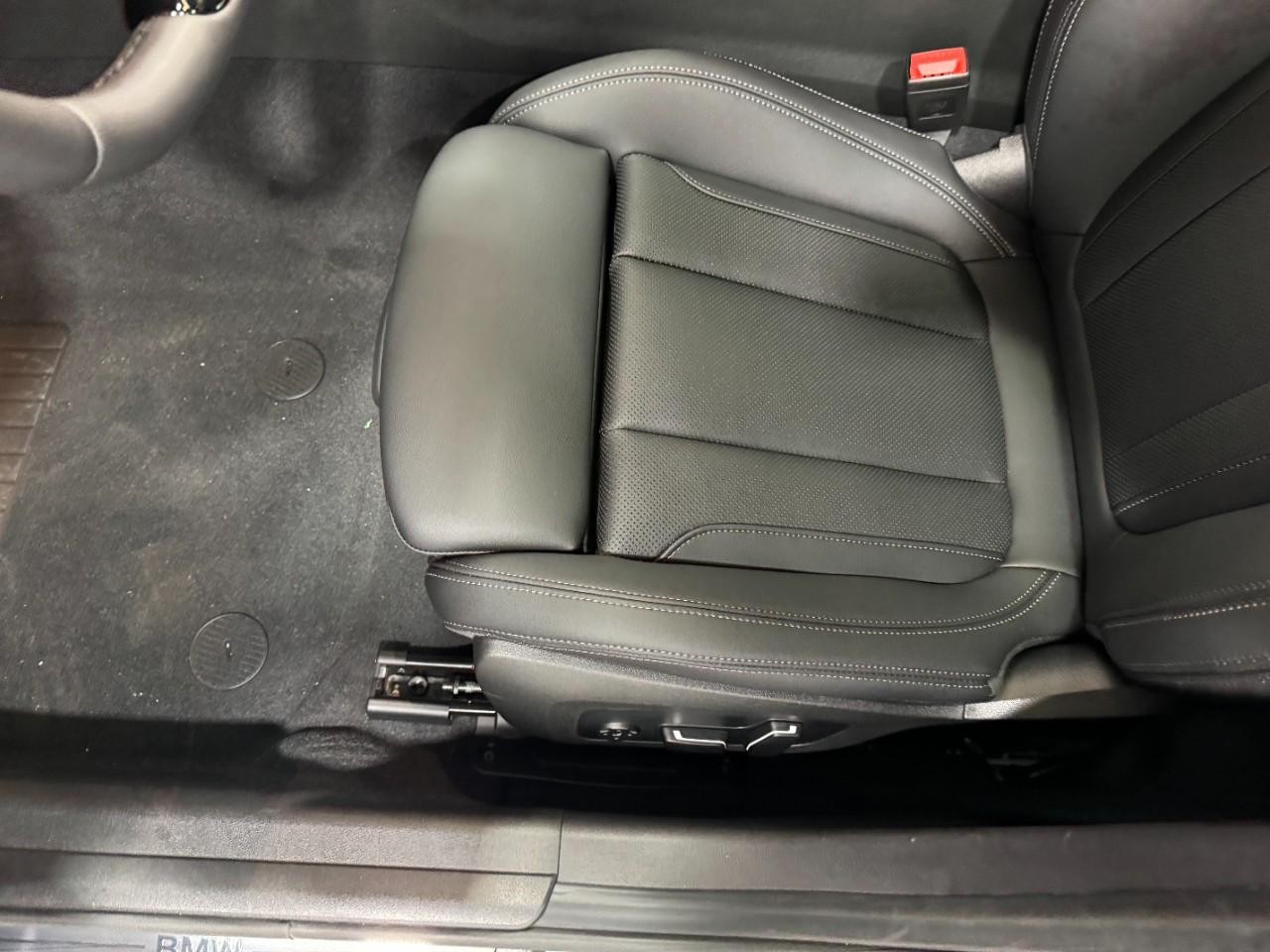 BMW 3 Series Vehicle Full-screen Gallery Image 28