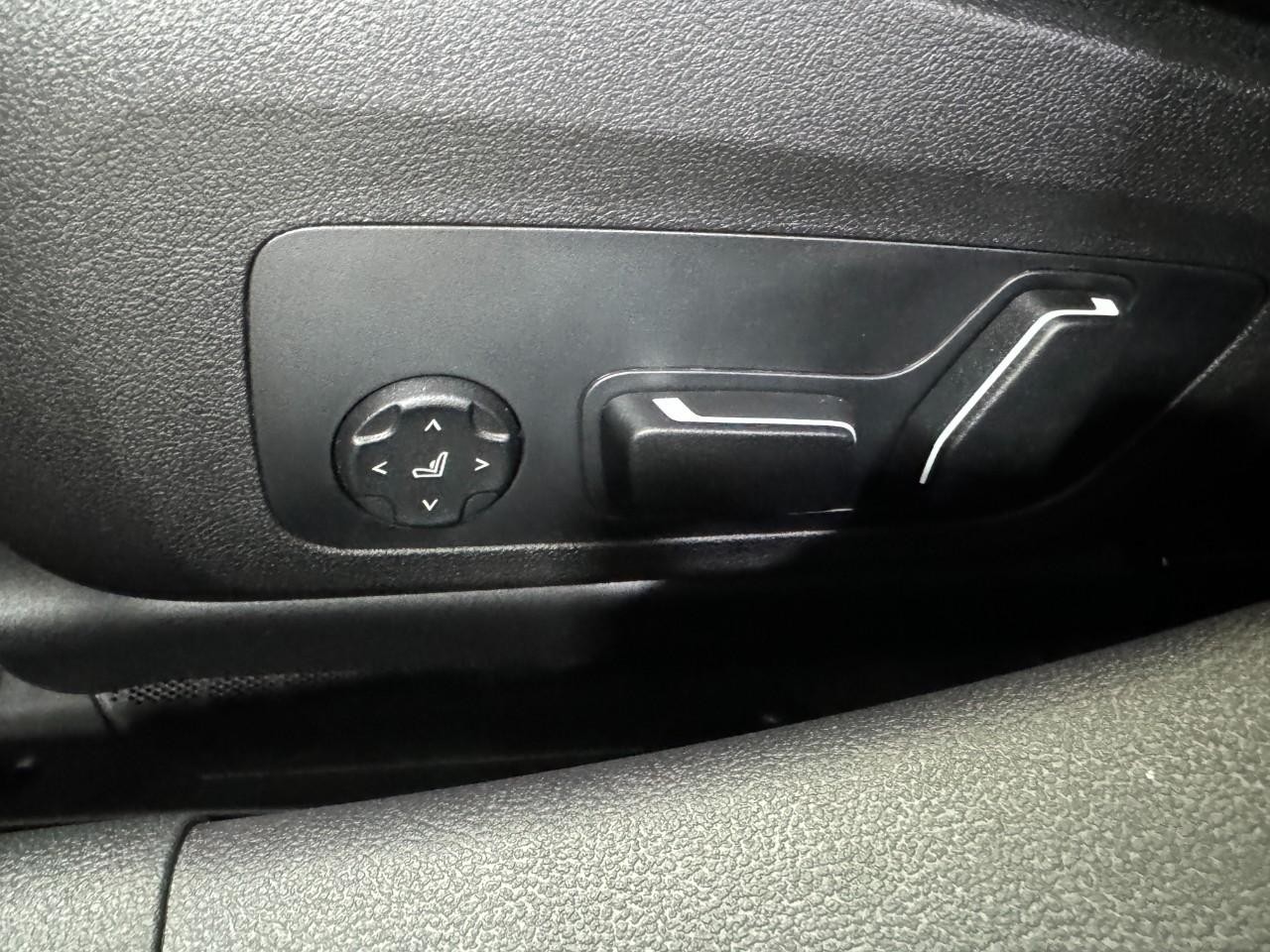 BMW 3 Series Vehicle Full-screen Gallery Image 29