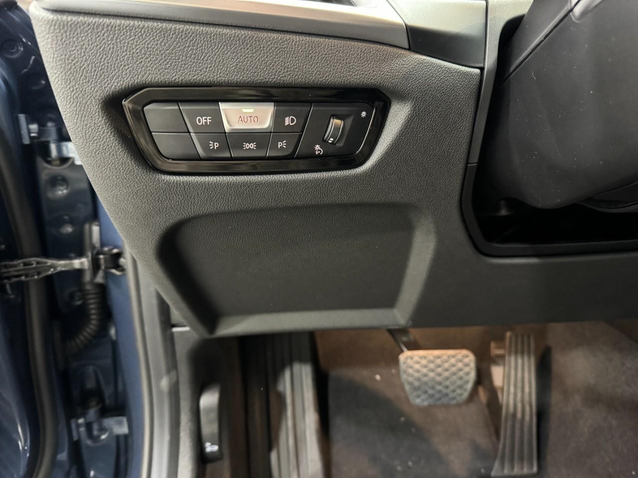 BMW 3 Series Vehicle Full-screen Gallery Image 30