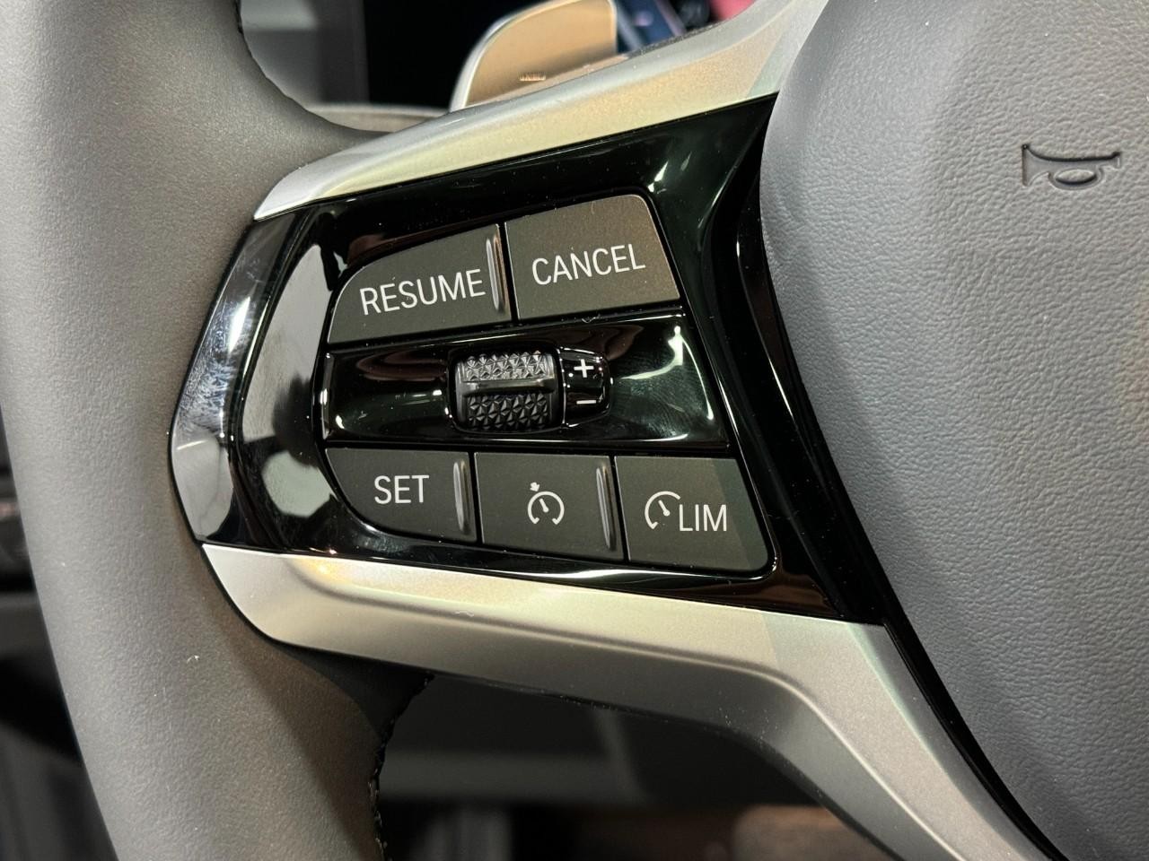 BMW 3 Series Vehicle Full-screen Gallery Image 31