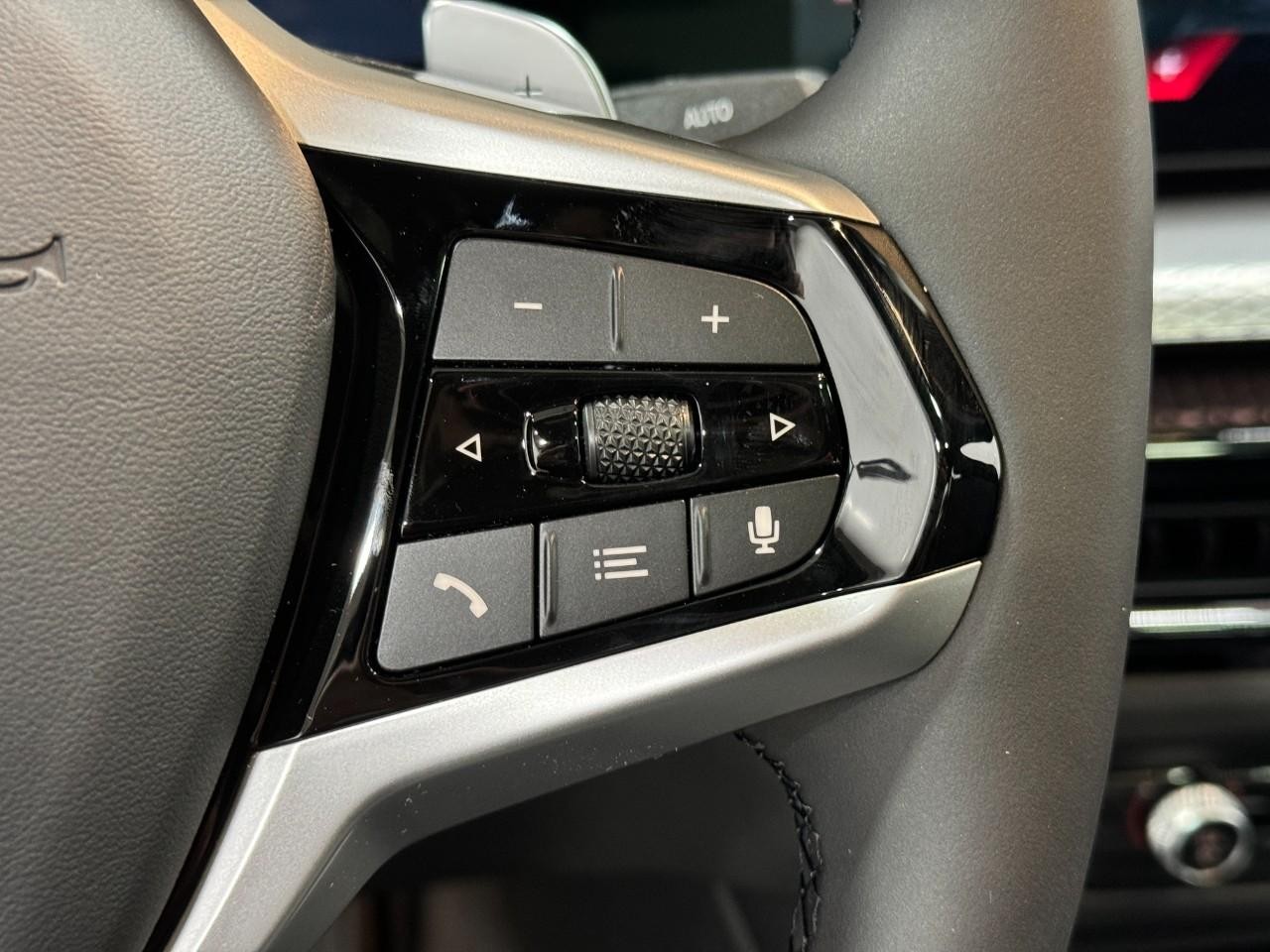 BMW 3 Series Vehicle Full-screen Gallery Image 32