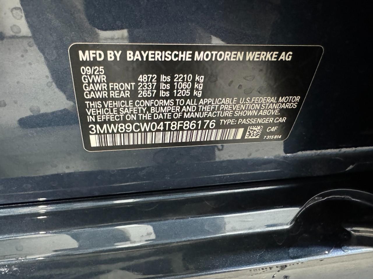 BMW 3 Series Vehicle Full-screen Gallery Image 35