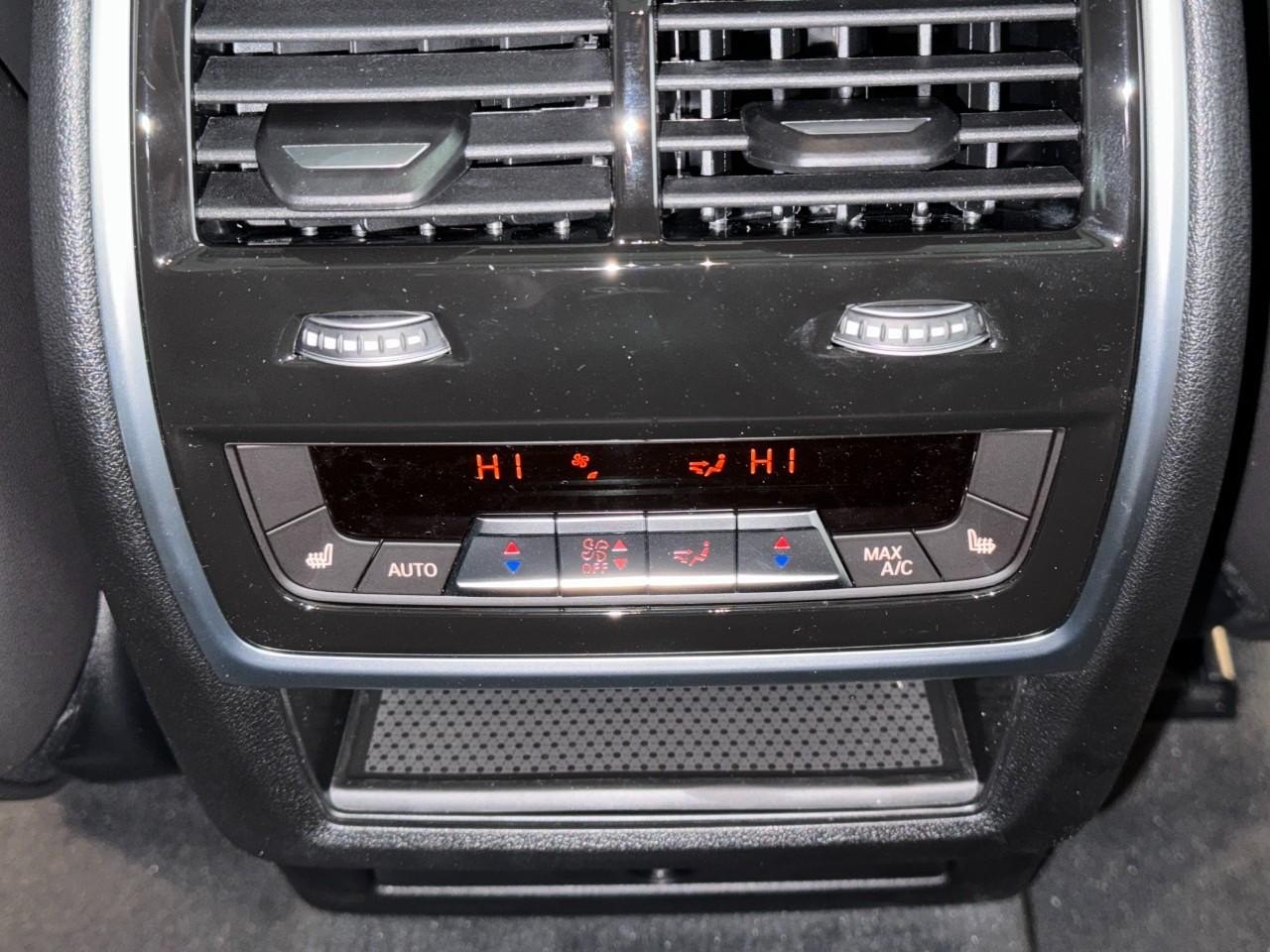 BMW X6 Vehicle Full-screen Gallery Image 11