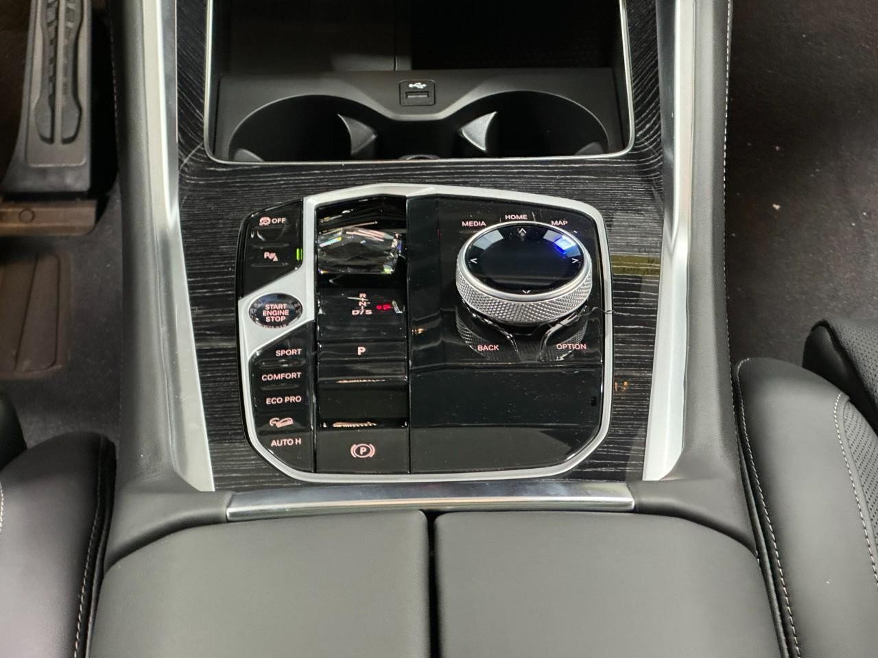 BMW X6 Vehicle Full-screen Gallery Image 16