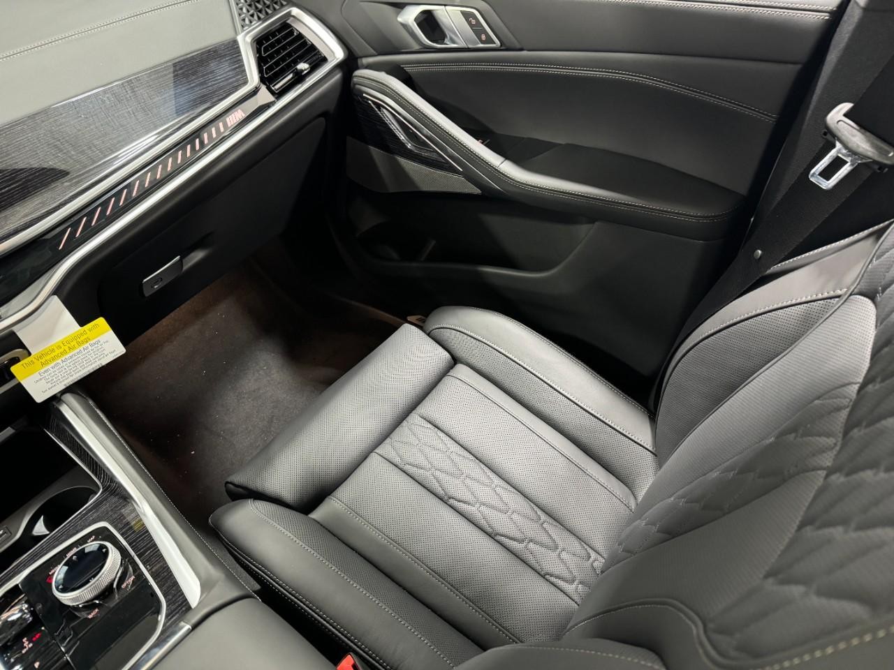 BMW X6 Vehicle Full-screen Gallery Image 17