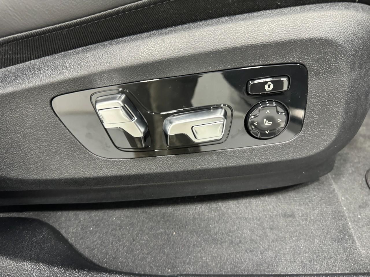 BMW X6 Vehicle Full-screen Gallery Image 20