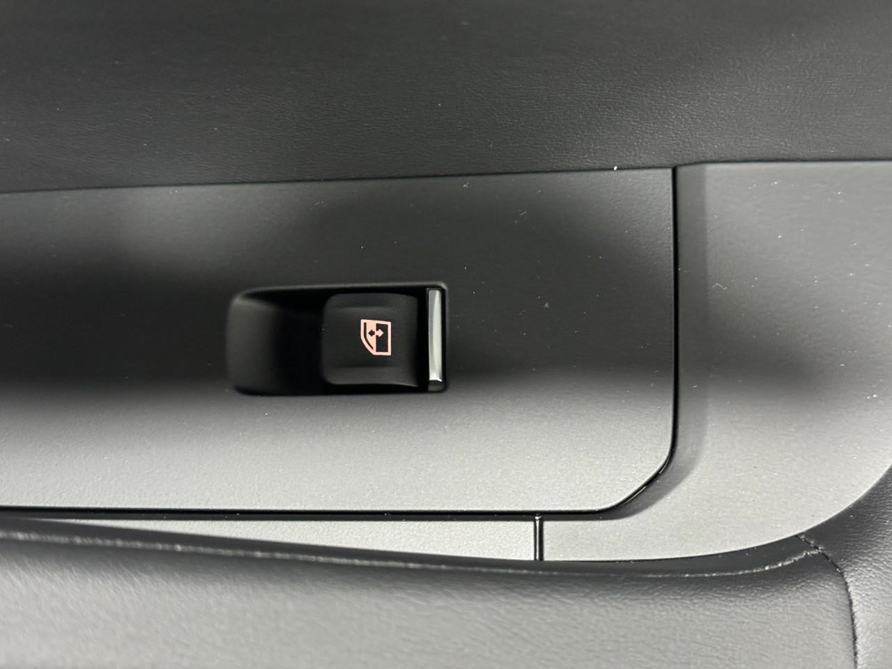 BMW X6 Vehicle Full-screen Gallery Image 22