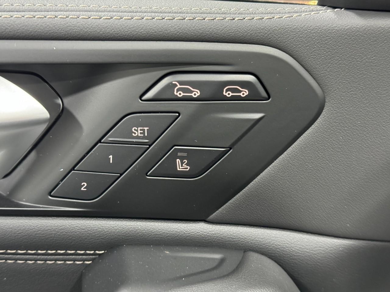 BMW X6 Vehicle Full-screen Gallery Image 24