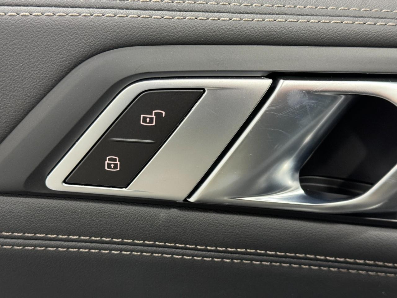 BMW X6 Vehicle Full-screen Gallery Image 25