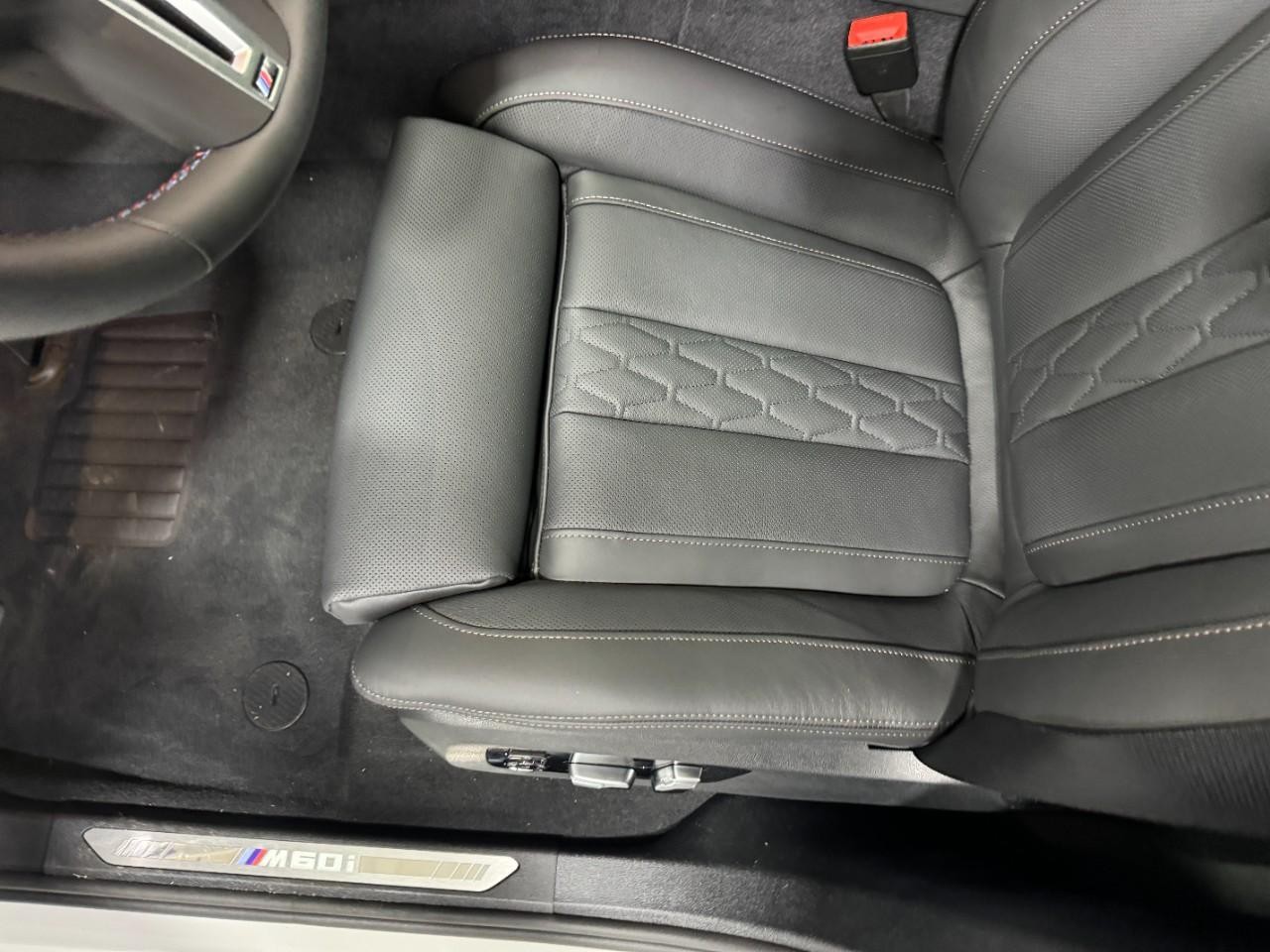 BMW X6 Vehicle Full-screen Gallery Image 28