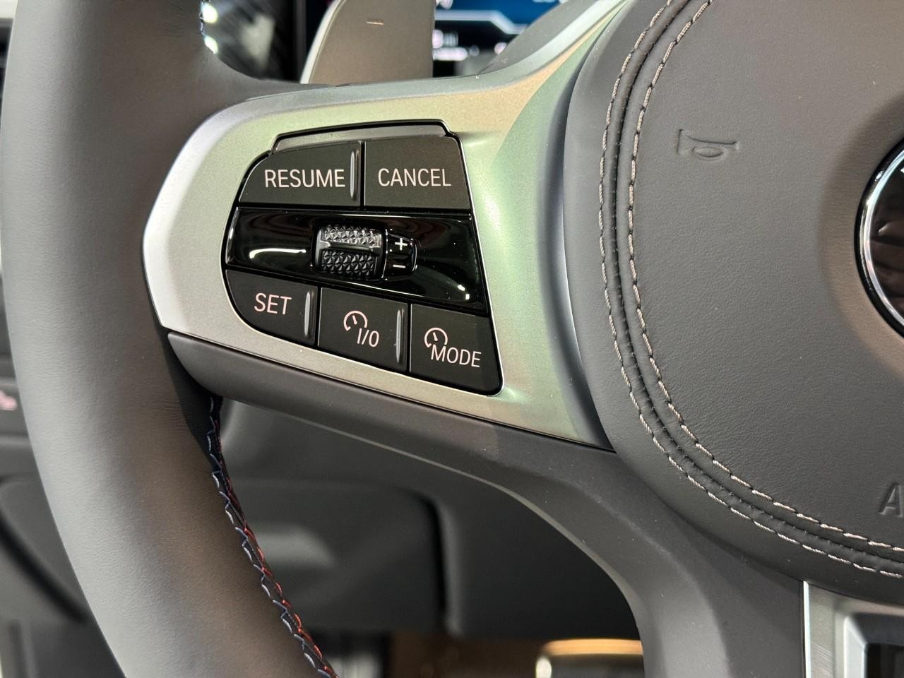 BMW X6 Vehicle Full-screen Gallery Image 31