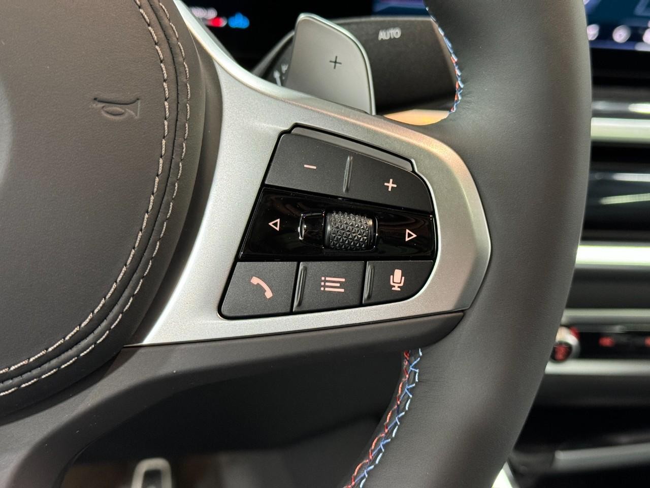 BMW X6 Vehicle Full-screen Gallery Image 32