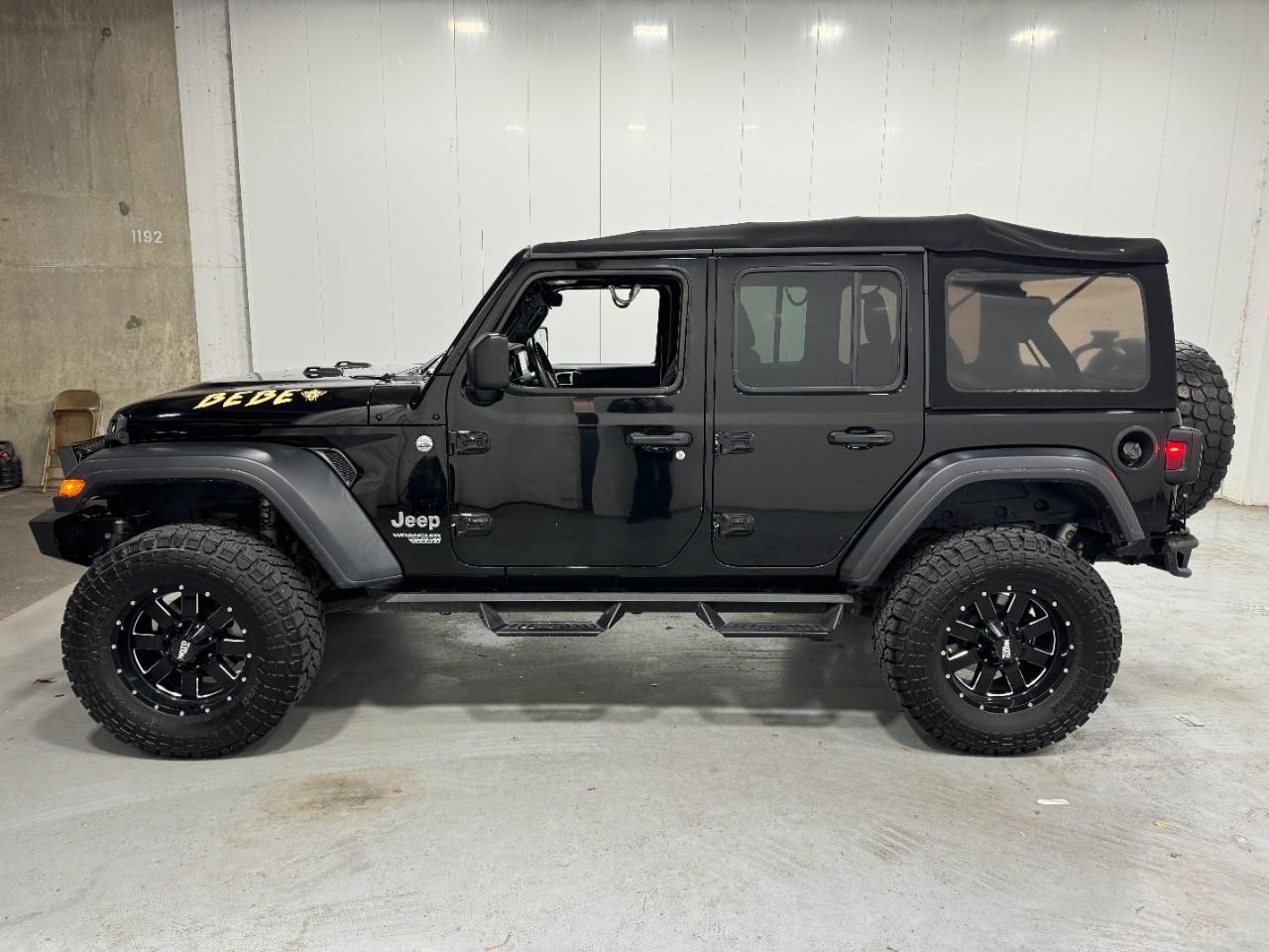 Jeep Wrangler Unlimited Vehicle Full-screen Gallery Image 2