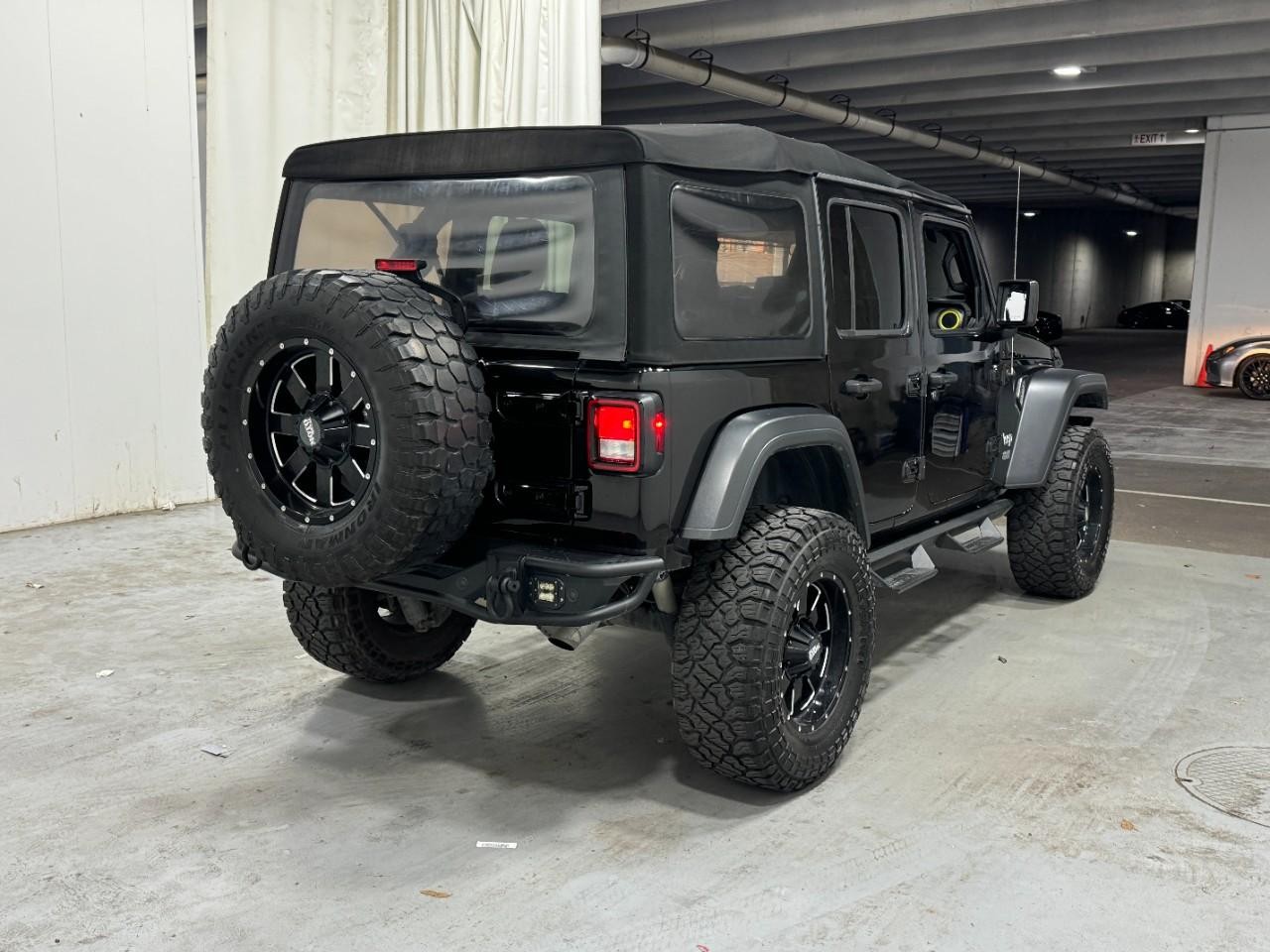 Jeep Wrangler Unlimited Vehicle Full-screen Gallery Image 4