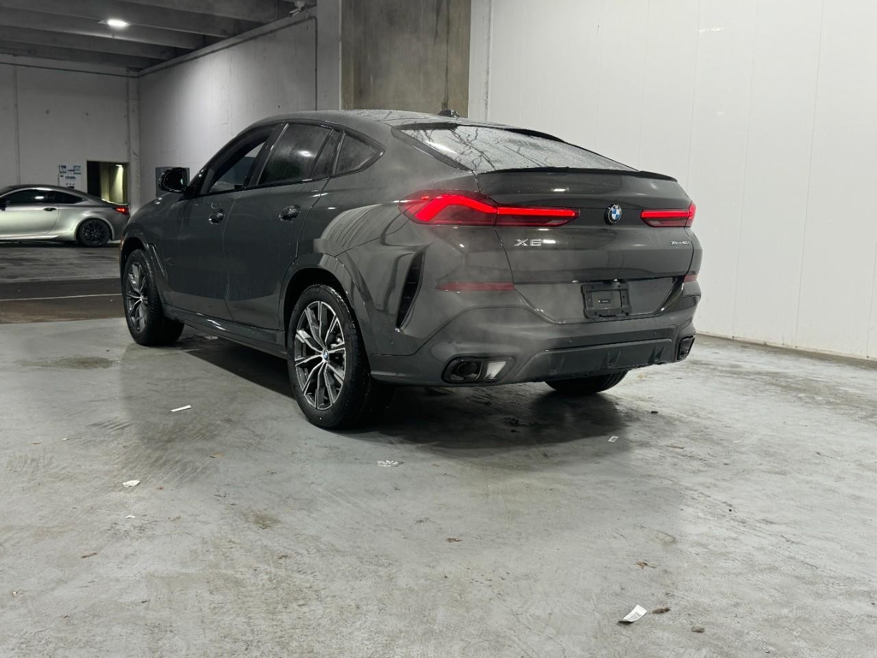 BMW X6 Vehicle Full-screen Gallery Image 3