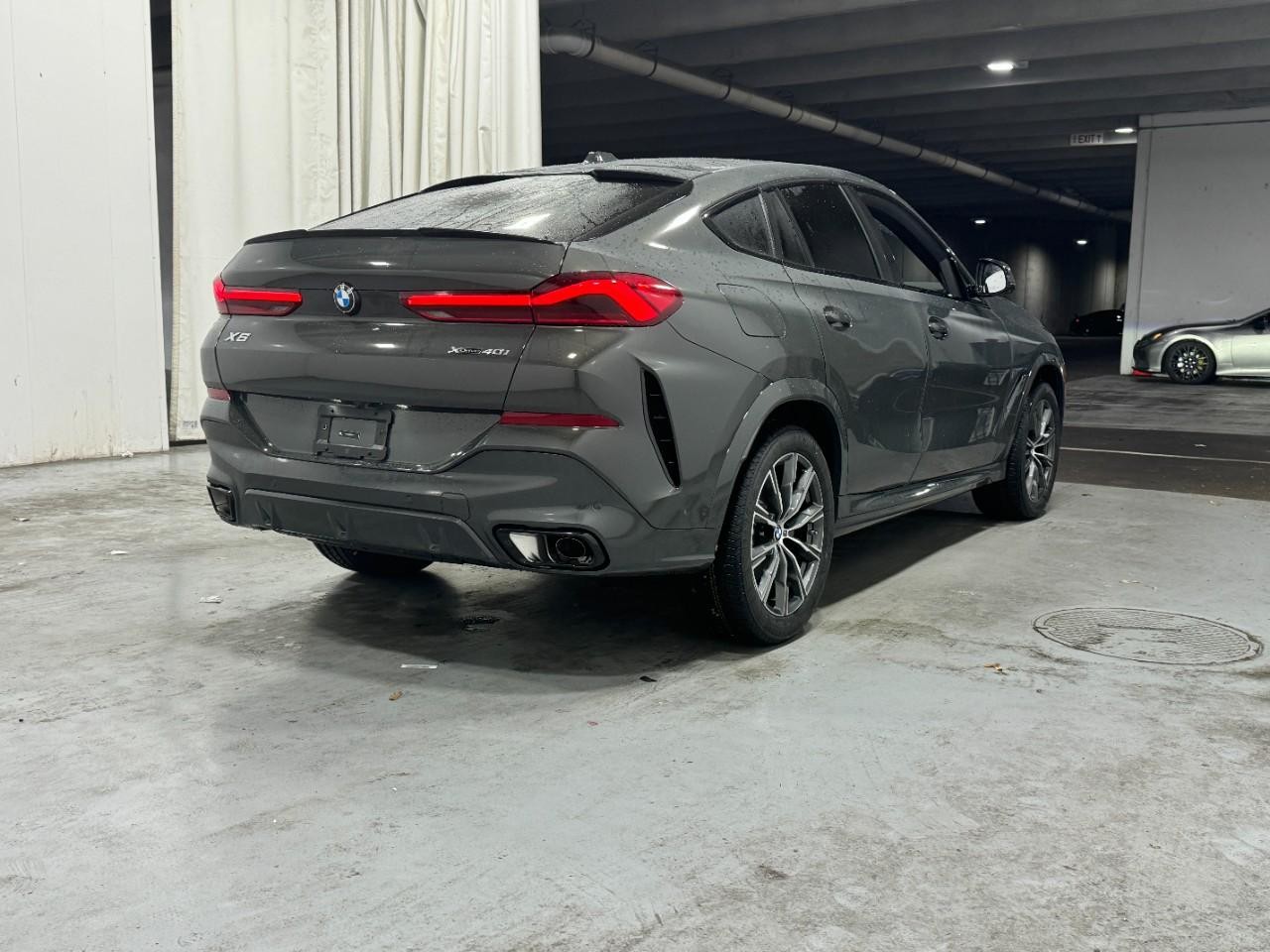 BMW X6 Vehicle Full-screen Gallery Image 4