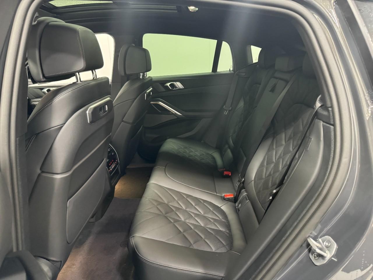 BMW X6 Vehicle Full-screen Gallery Image 8