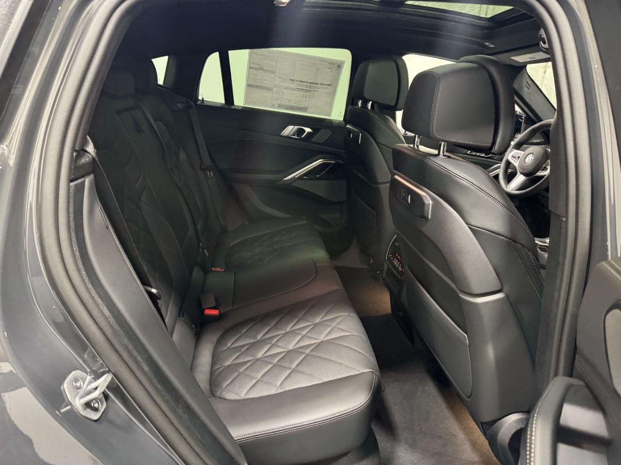 BMW X6 Vehicle Full-screen Gallery Image 10