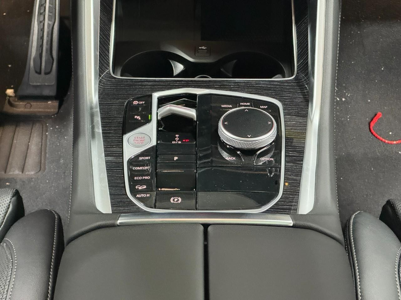 BMW X6 Vehicle Full-screen Gallery Image 16