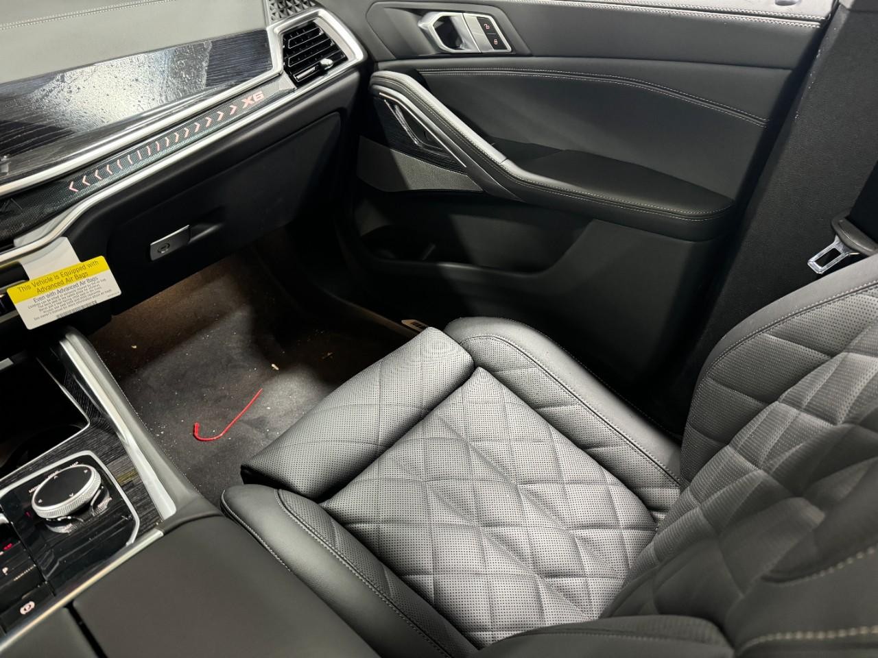 BMW X6 Vehicle Full-screen Gallery Image 17